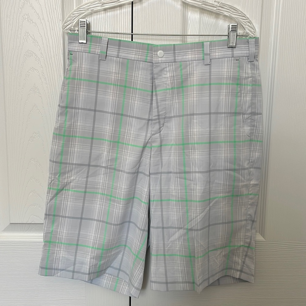 Nike golf shorts in excellent like new condition